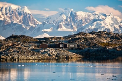 Antarctica-house-mountains