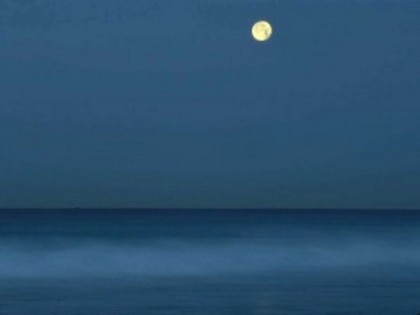 luna-piena-sul-mare-calmo